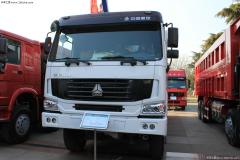 中國重汽 HOWO重卡 300馬力 8X4 自卸車(ZZ3317M3567C1)