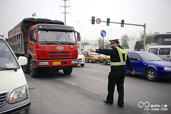 長春交警嚴查貨車違法 請車主按規范整改車輛 商用車之家