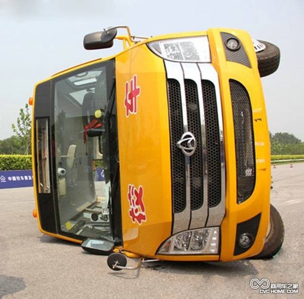 長安校車真人側翻特技表演填補動態測試空白 商用車之家