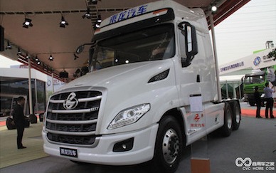 2016北京車展 柳汽乘龍T7 6*4 520馬力長頭牽引車