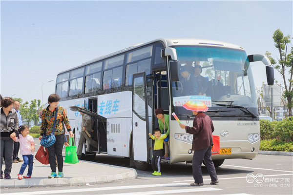 走下園博會專線車，游客們的內心滿是期待.jpg